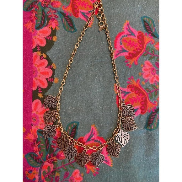 Gorgeous Leaf Necklace - Picture 3 of 6